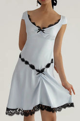 Minikleid aus Satin mit Spitzen-Patchwork